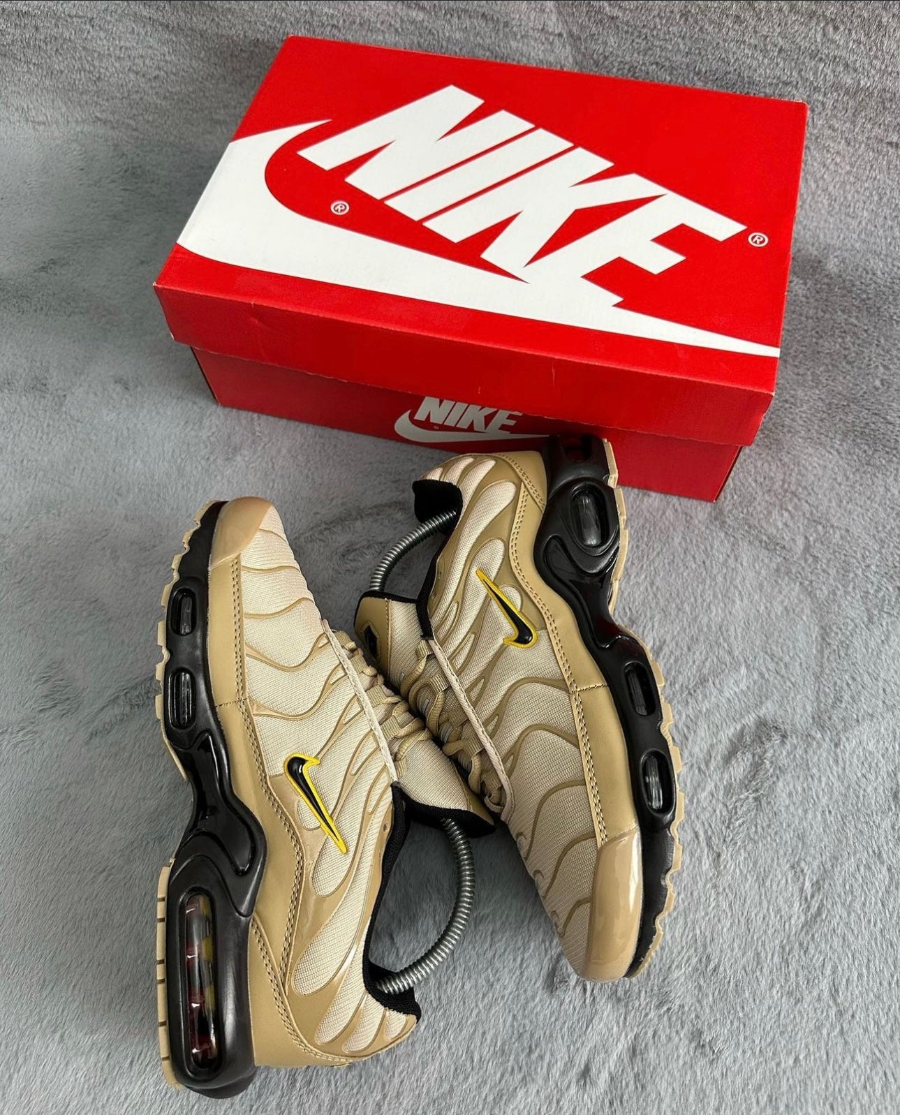 Nike tn OURO/PRETO