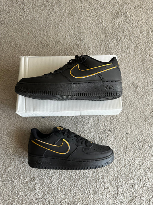 NIKE AIR FORCE 1 PRETO/DOURADO 🔥