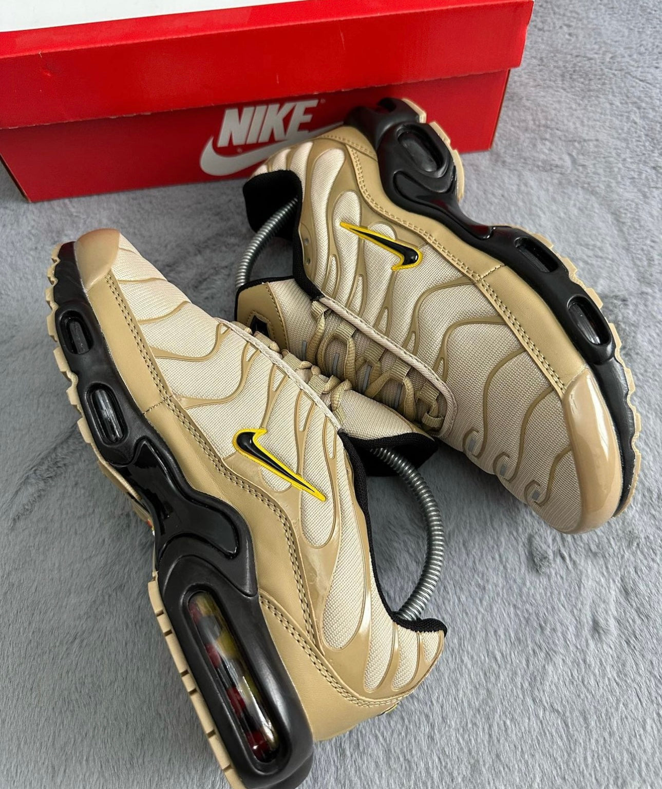 Nike tn OURO/PRETO