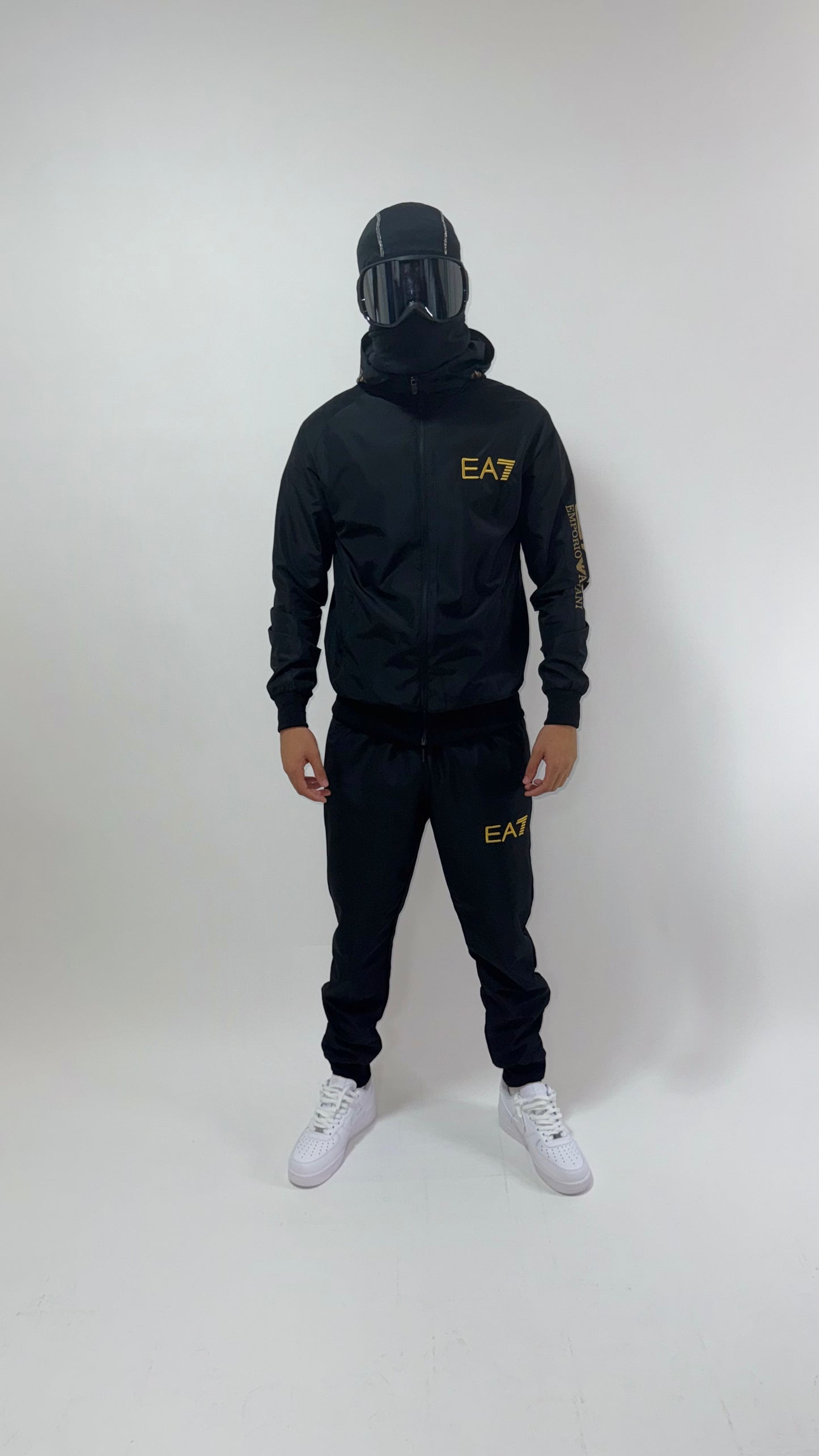 CHANDAL EMPORIO ARMANI EA7 BLACK/GOLD 2025 🔥