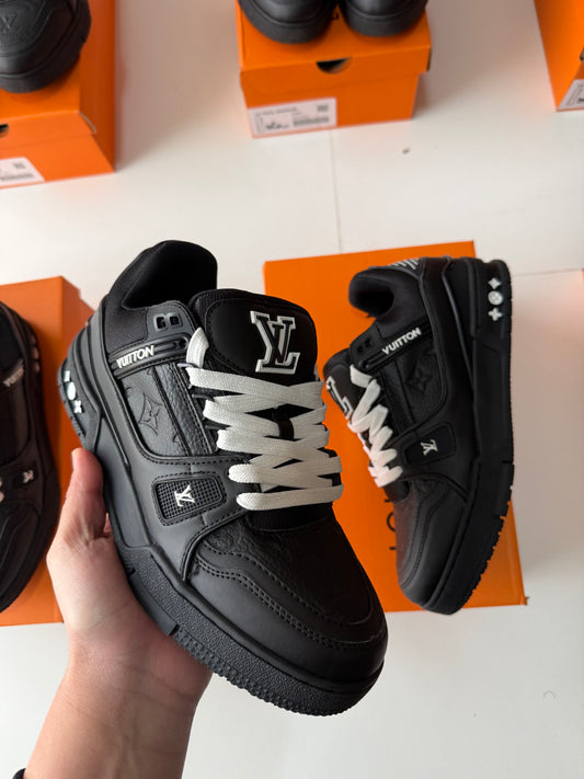 LOUIS VUITTON TRAINER full black white 🖤🤍🖤🤍

La mejor calidad del mercado 

Toop toop la calidad del producto

*MAXIMOS DETALLES, con maximos acabados igual que la original* 💯💯💯💯💯