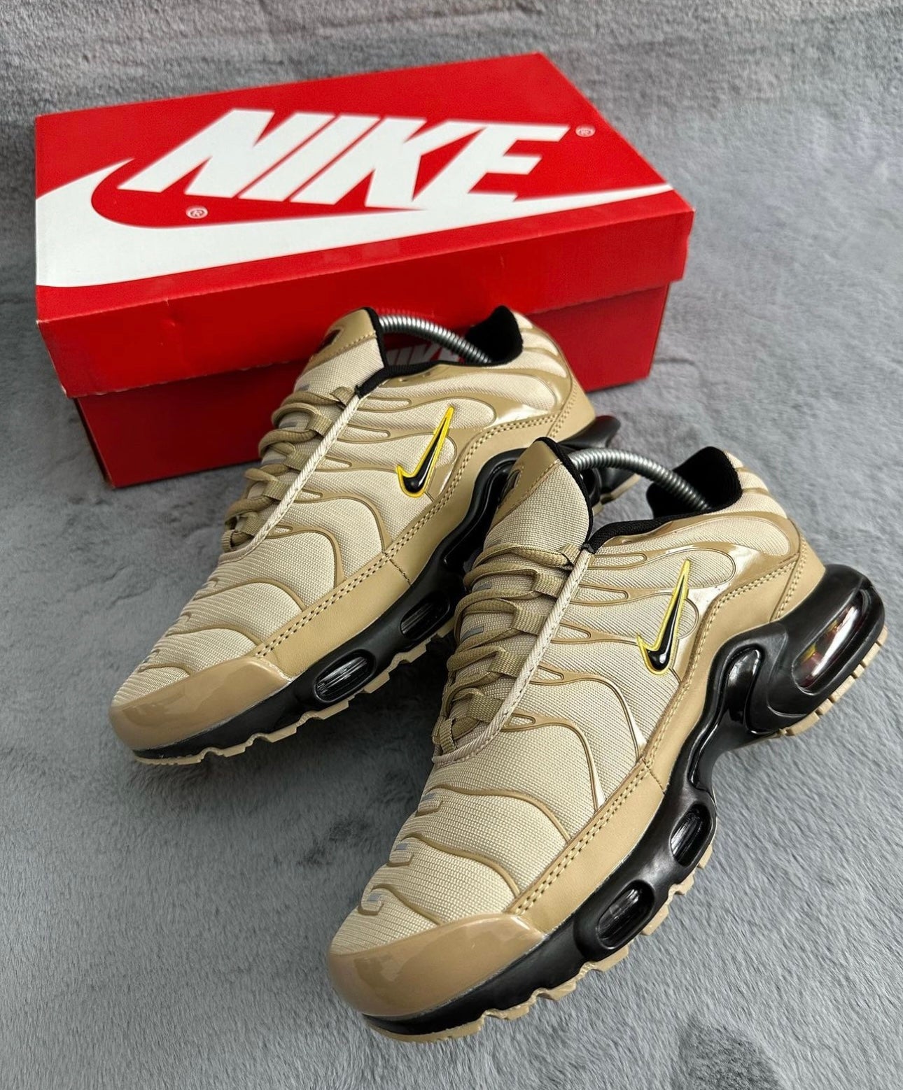 Nike tn OURO/PRETO