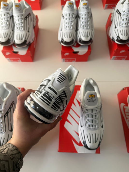 NIKE TUNED PLUS 3 🖤🤍