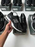 Zapatilla New Balance Black & White