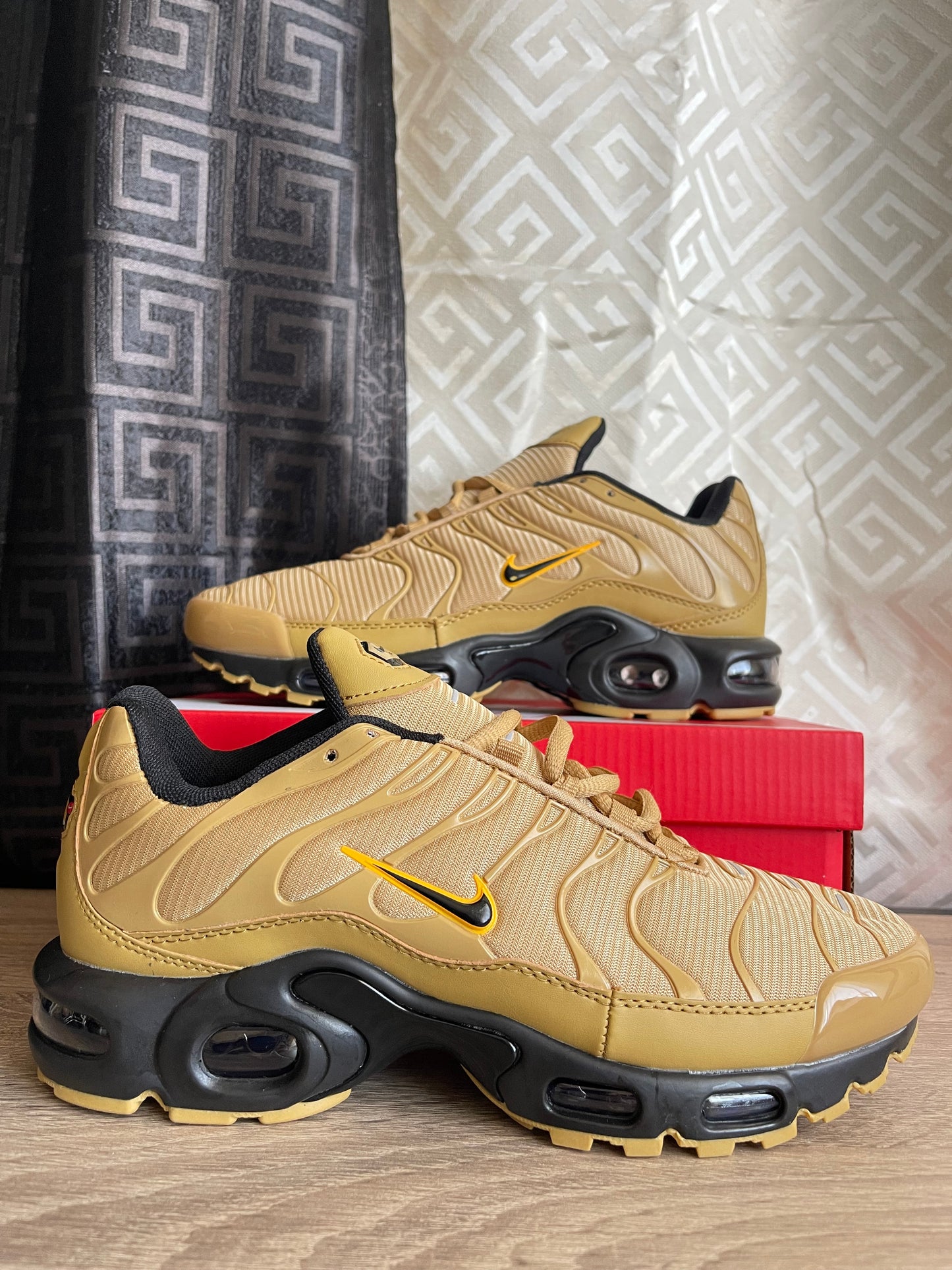 Nike tn OURO/PRETO