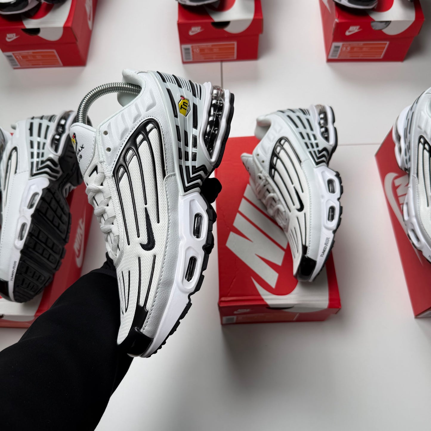 NIKE TUNED PLUS 3 🖤🤍