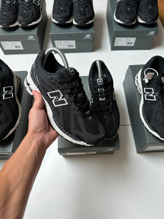 Zapatilla New Balance Black & White