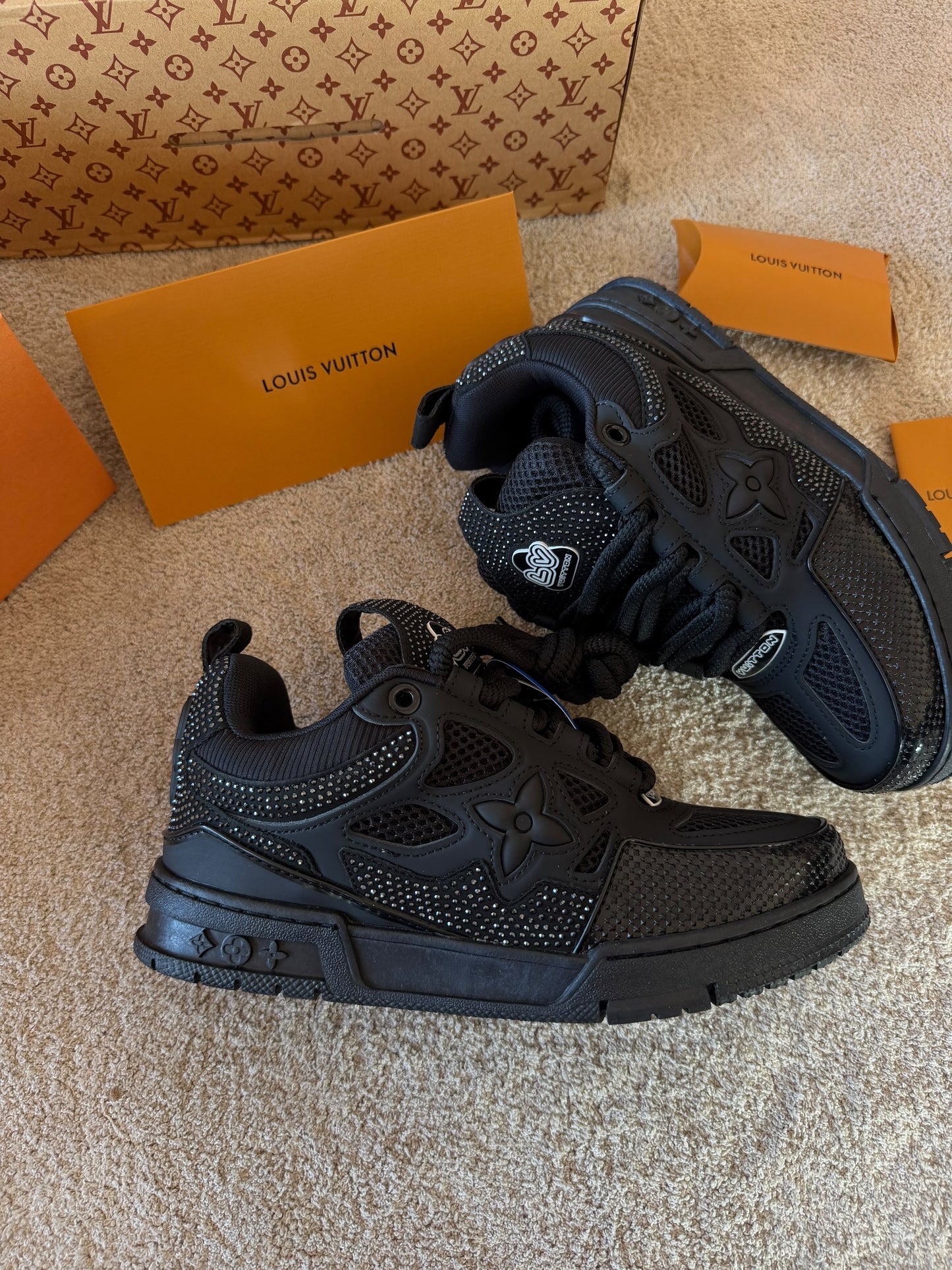 LOUIS VUITTON SKATE SWAROVSKI 🔥 MODELO NUEVO 🆕 HIGH COPY IDÉNTICO AL ORIGINAL ✅ LA MEJOR CALIDAD QUE HEMOS TRAÍDO ‼️ UNIDADES LIMITADAS 🥵