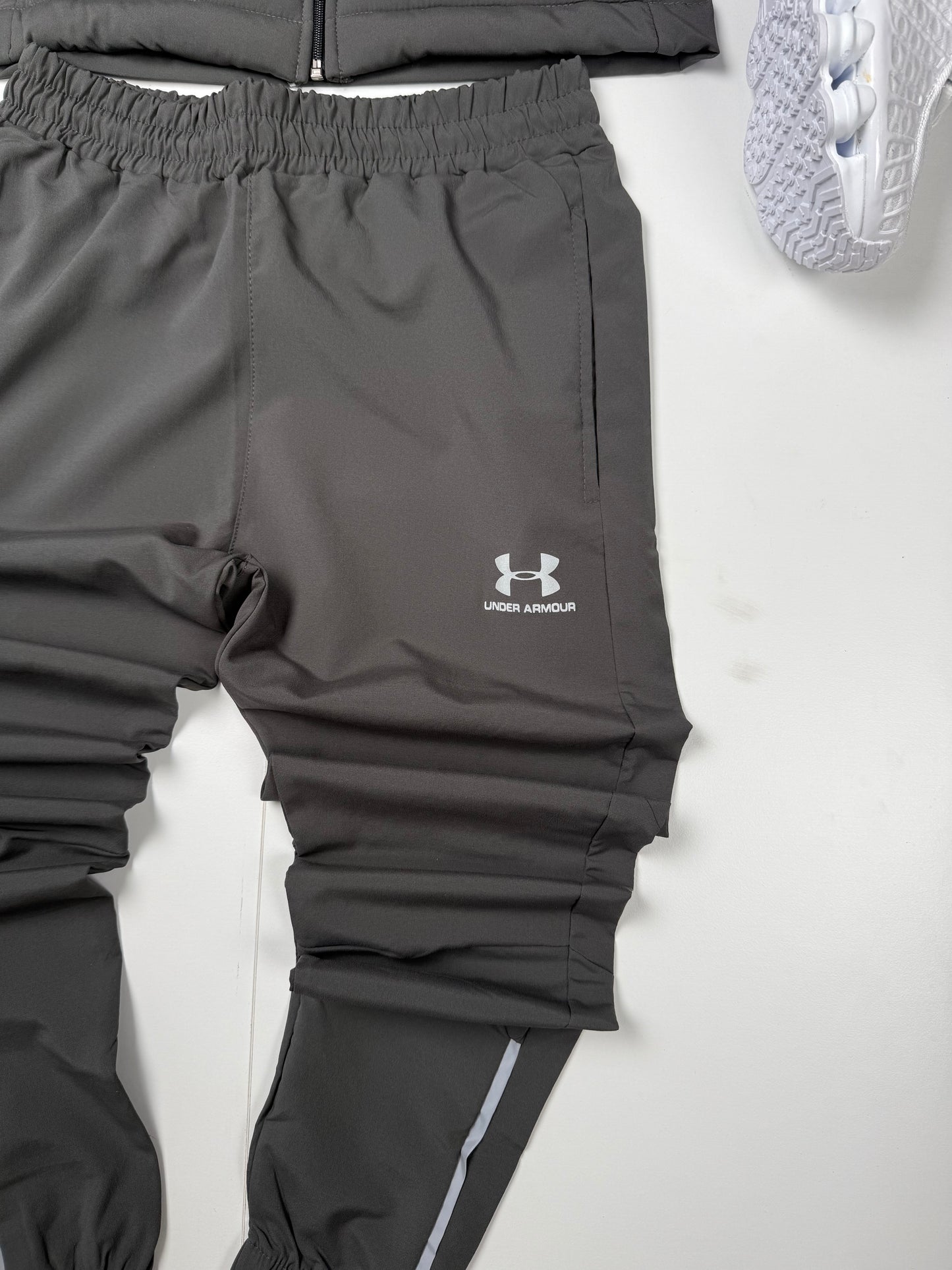 CHANDAL UNDER ARMOUR 2026 🔥 NUEVA COLECCIÓN 🆕 BRILLA CON EL FLASH 📸 UNIDADES LIMITADAS ‼️ CALIDAD G5 ✅ COLOR GRIS OSCURO 🩶