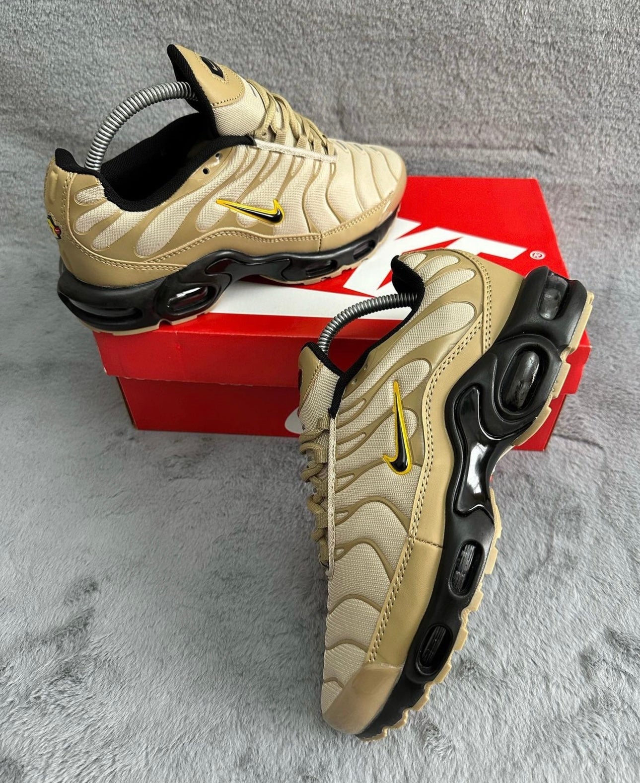 Nike tn OURO/PRETO