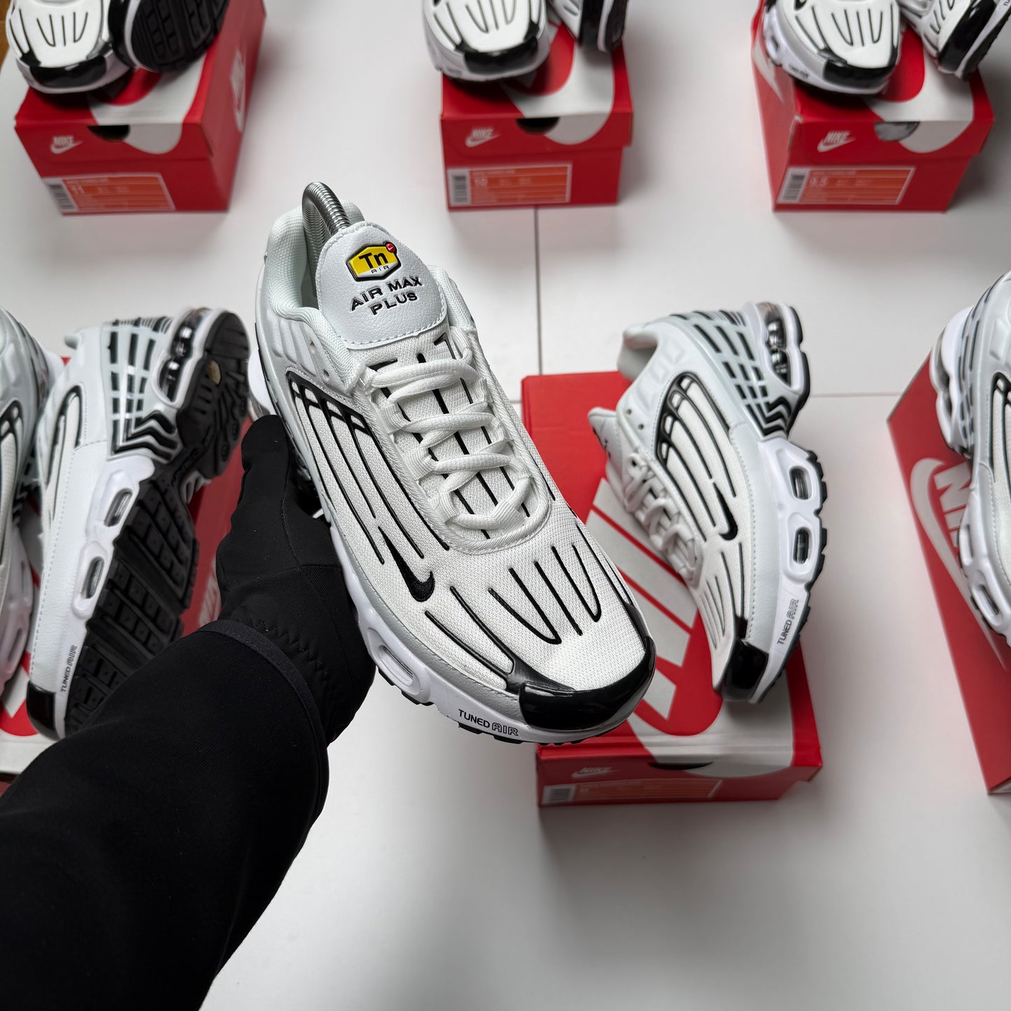 NIKE TUNED PLUS 3 🖤🤍