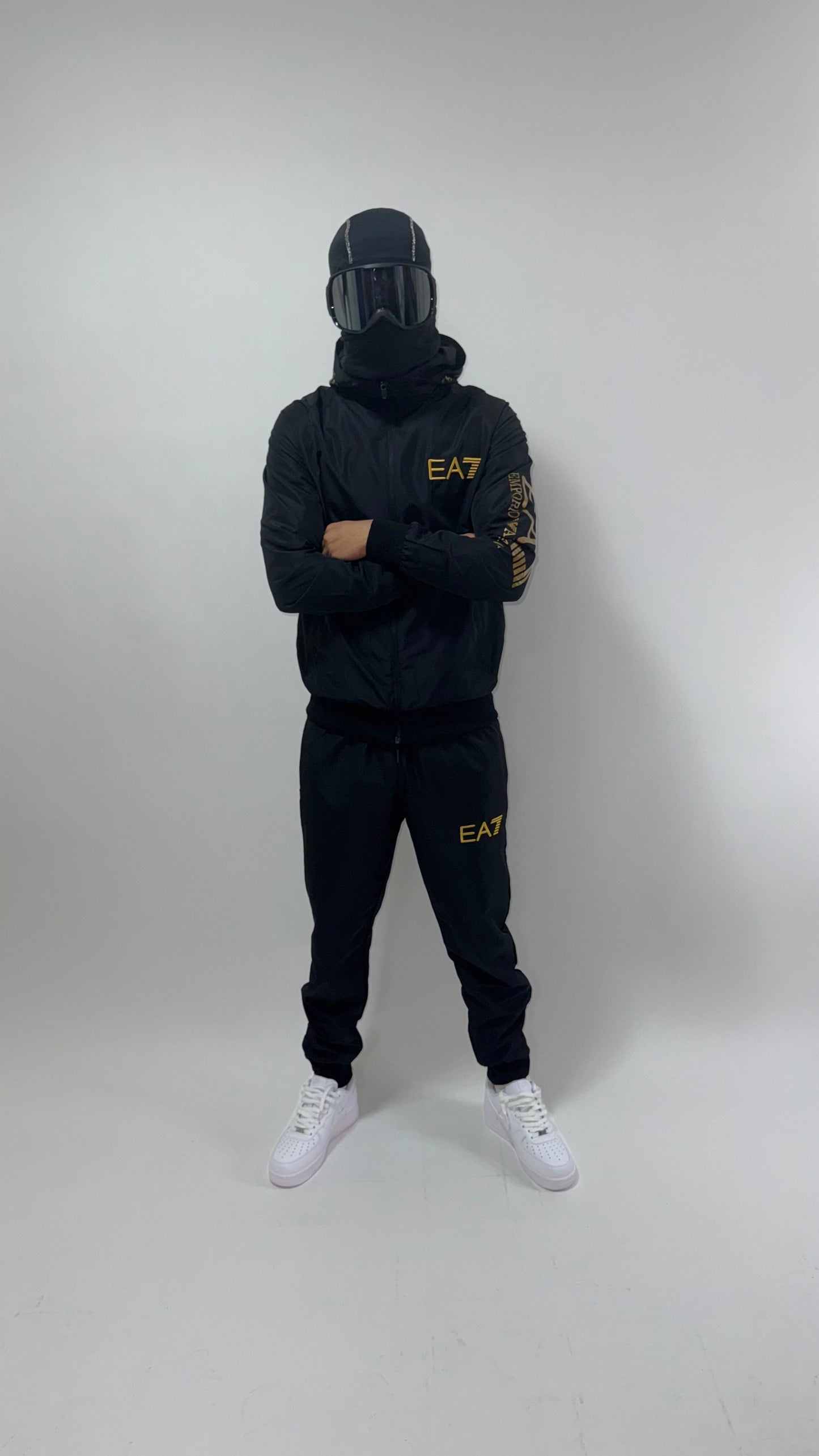 CHANDAL EMPORIO ARMANI EA7 BLACK/GOLD 2025 🔥