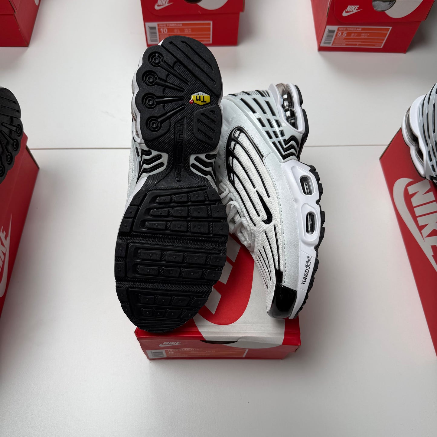 NIKE TUNED PLUS 3 🖤🤍