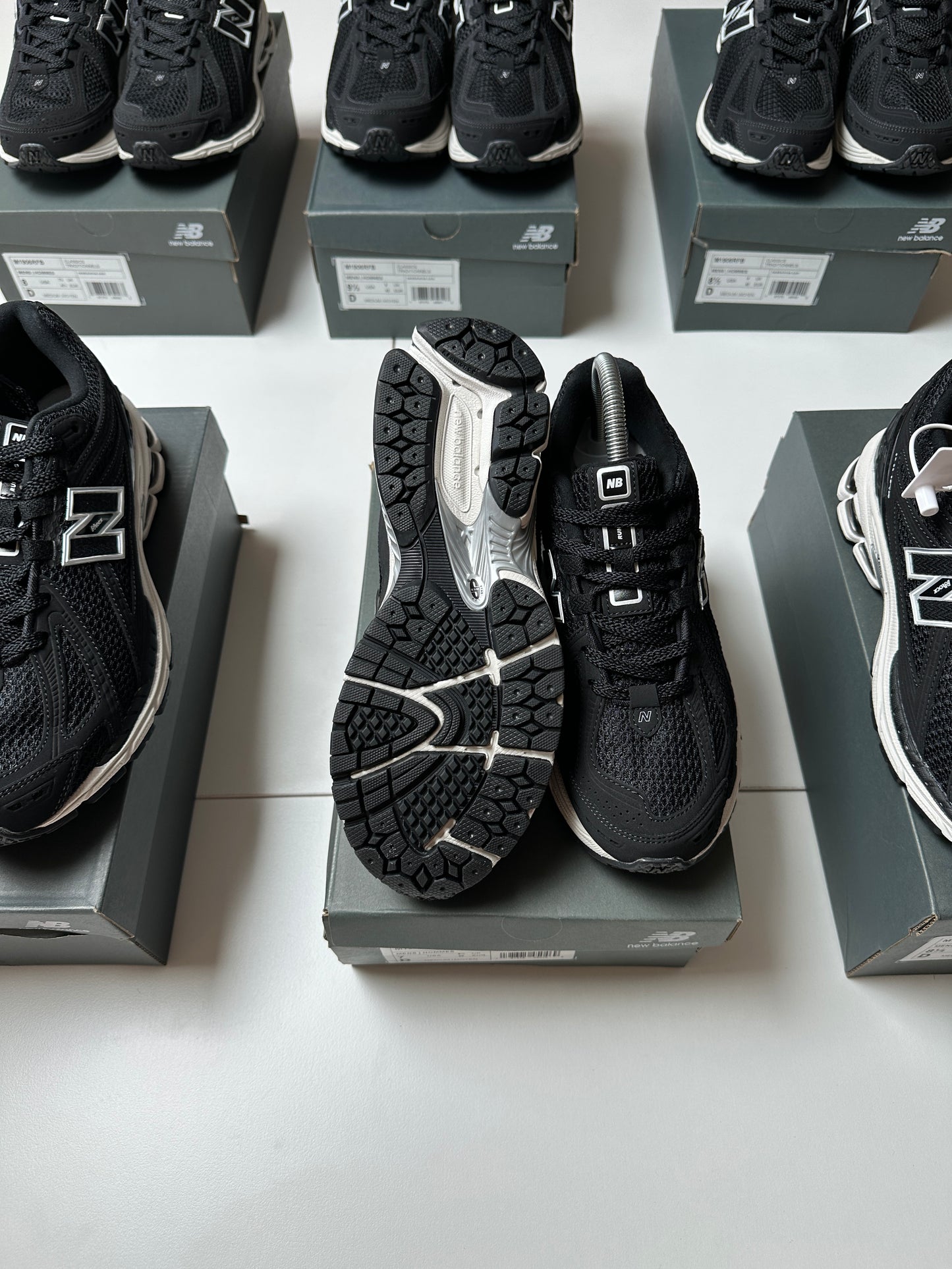 Zapatilla New Balance Black & White