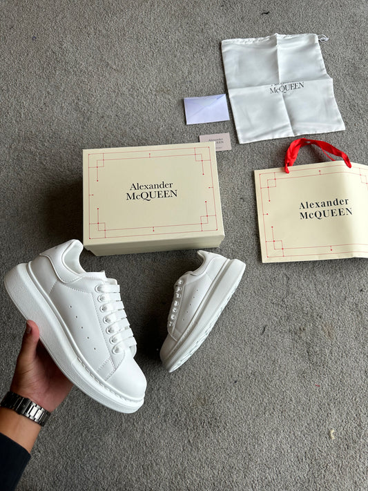 Alexander McQueen ⚪️